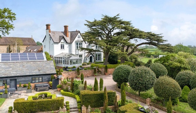 A luxurious and beautifully restored Victorian Rectory nestled in the heart of Shropshire’s stunning countryside. Perfect for family gatherings, celebrations, or a peaceful retreat, this elegant estate sleeps up to 14+5 guests.