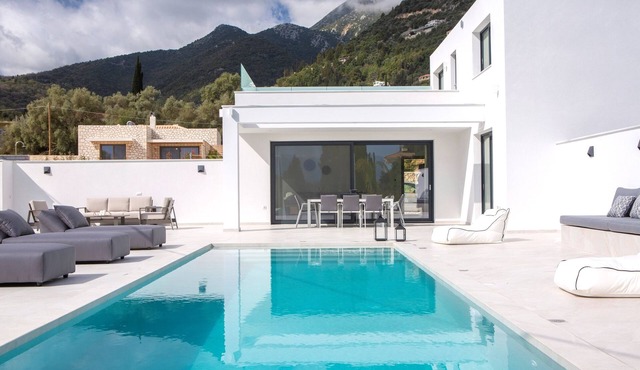 A LUXURY VILLAS - private villa infinity pool, garden, BBQ walk to NIDRI & beach
