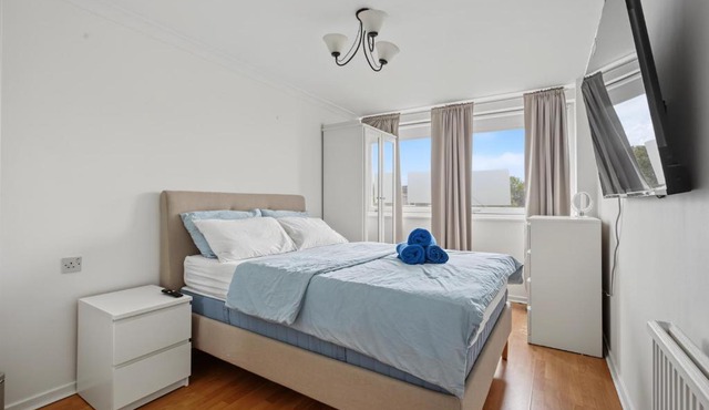 A modern, comfortable flat in West London near Kew Gardens