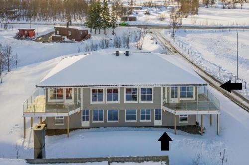 A Modern Home in Nature's Embrace