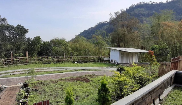 A nice bedroom with a great mountain view , 15km from Bromo