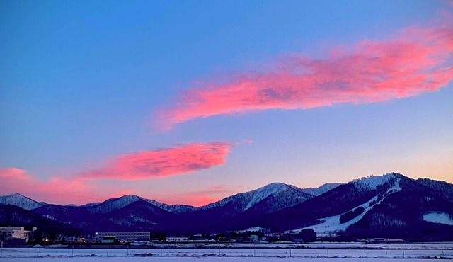 | A panoramic view overlooking the ski slopes, with Ezo squirrels and wild birds visiting and feeding just a short distance away. You can enjoy the warmth of the wood stove. (Pets are allowed.)