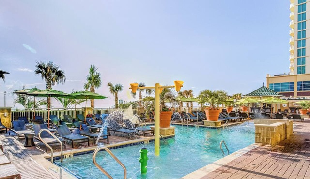 A Peaceful Beach Retreat! Fully-equipped Kitchen, Outdoor Swimming Pool!