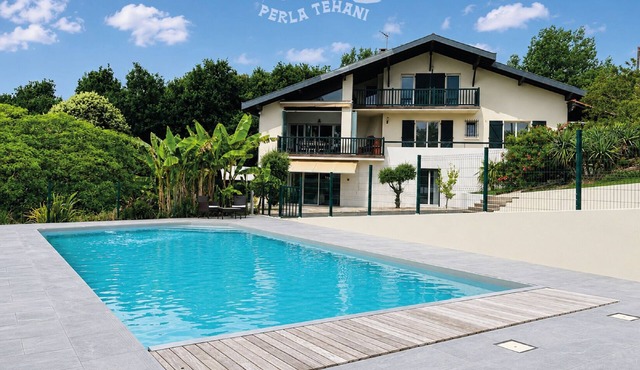A peaceful spot surrounded by nature near the ocean, with a view of the Pyrenees! Perfect for 8 people!