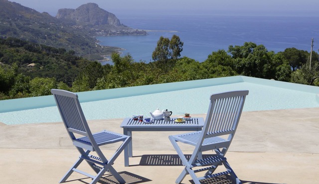 A perfect place to relax in the countryside with sea views and organic garden