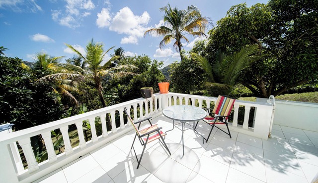 A personalized & Spacious Hilltop Orchard Villa- 5 min to the city.