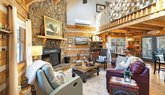 A Portofino Cabin: Mountain Log Cabin, Hot Tub, Pet Friendly, Wood Fireplace