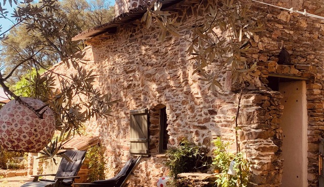A private corner of Provence - stone bergerie in wild nature