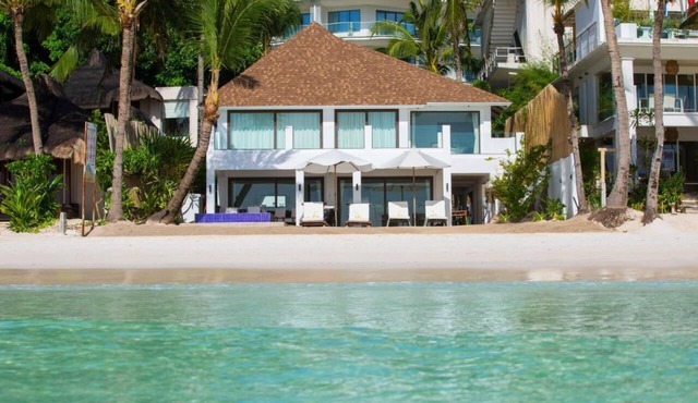 A private space on the white beach with 5 large rooms and beds