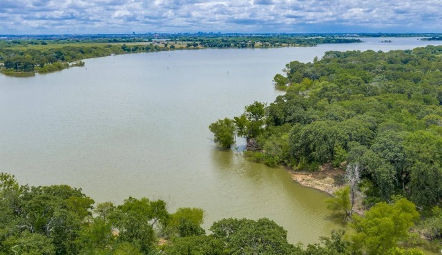 A Quiet Lakefront Retreat for Relaxed Getaways