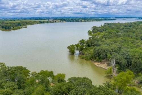A Quiet Lakefront Retreat for Relaxed Getaways