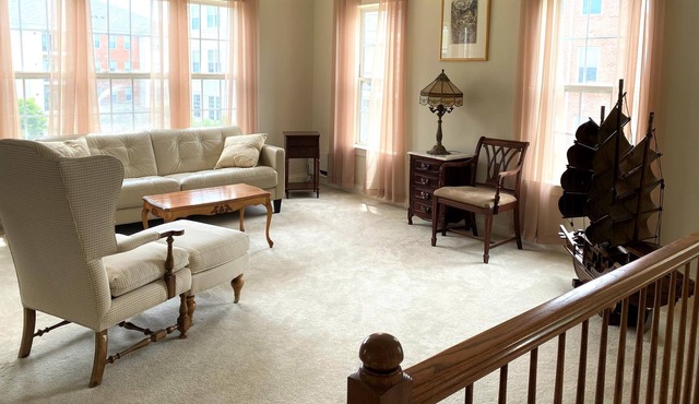 A Quiet Luxury Condo in Kentlands - Walk to Restaurants, Movie Theater, Shops