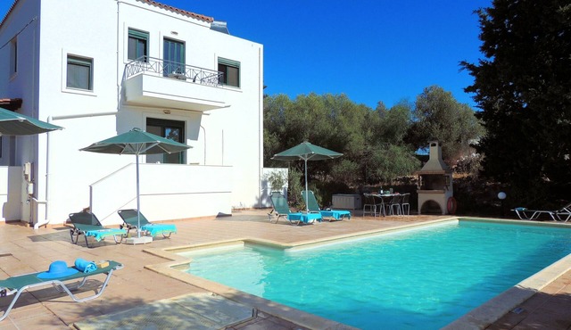 A Recently Refurbed 3 Bedrm Villa, Large Pool, Great Privacy, Close to Amenities