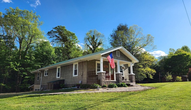 A relaxing, peaceful stay awaits you in the mountains of East Tennessee!