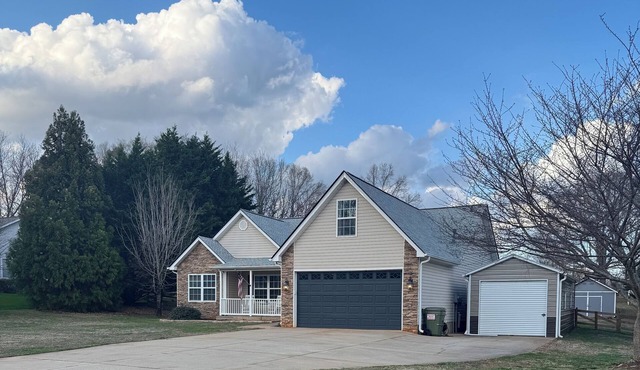 A relaxing three-bedroom house in Blue Ridge.