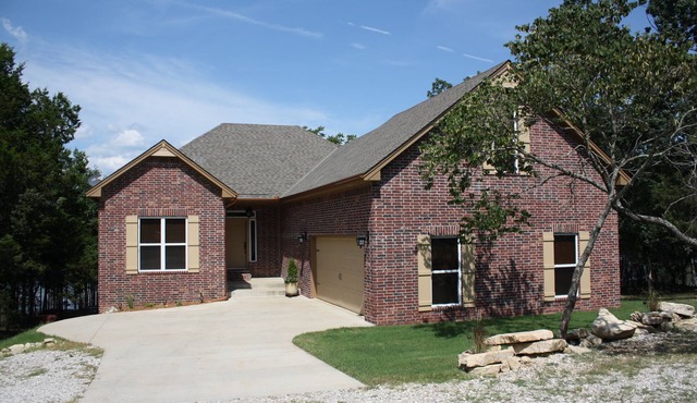 “A Shore Thing “ A Gorgeous Lakefront Home Steps Away From Beaver Lake
