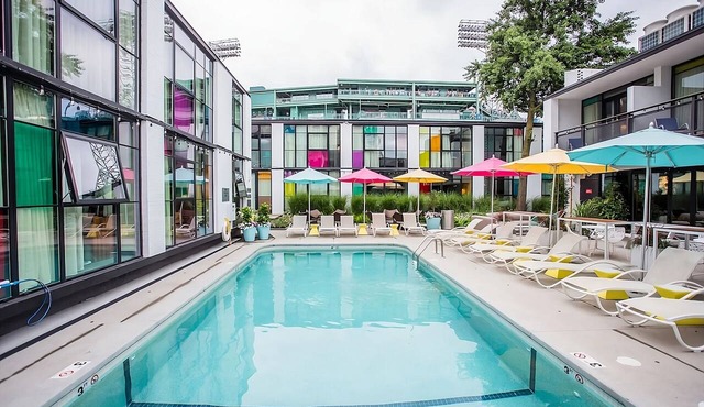 A short drive from Old State House! Balcony! Parking!