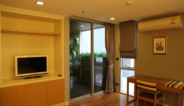 A Spacious 1 Bedroom Condo in Bangkok CBD, 1 minute walk from Sky train