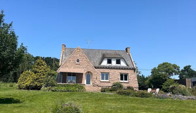 A spacious and elegant home overlooking the surrounding countryside, 3 km from the sea