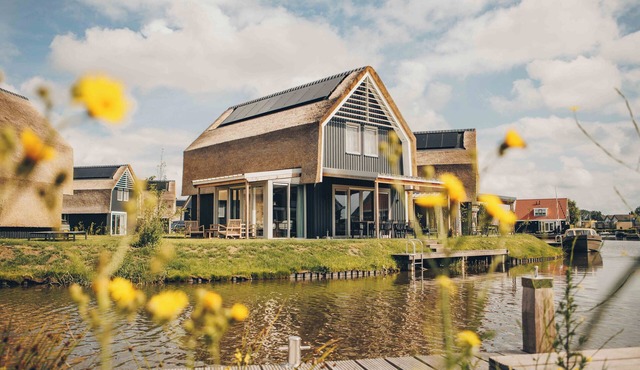 A spacious detached Watervilla on the outside of the park