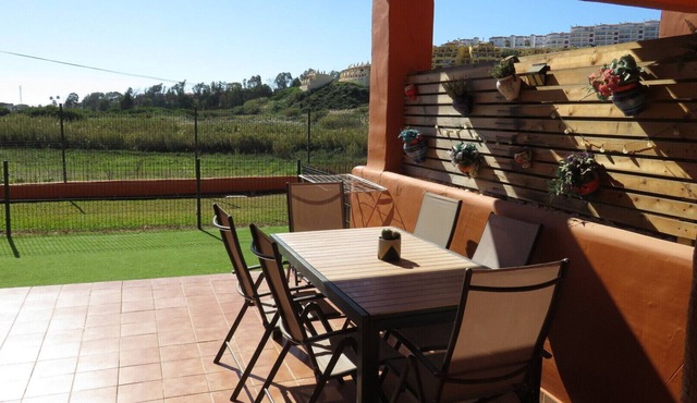 A spacious first floor with views of the vineyards and the sea.