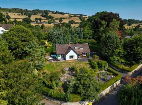 A spacious hidden gem with hot tub, lovely garden & views