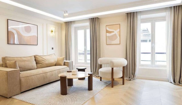 A Splendid 2-BR/2BA with Services in Opéra
