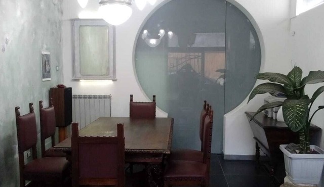 A stone's throw from the center outside the ZTL, large first floor for short stays