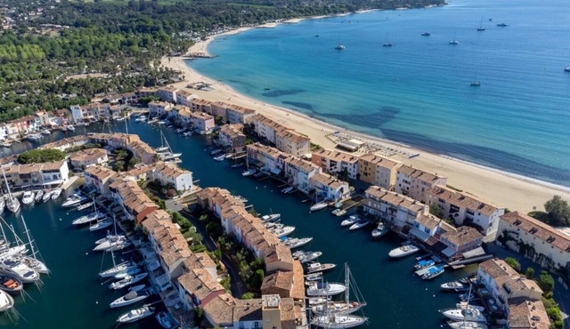 A STONE'S THROW FROM THE GULF OF SAINT-TROPEZ; IN THE HEART OF THE VINEYARDS