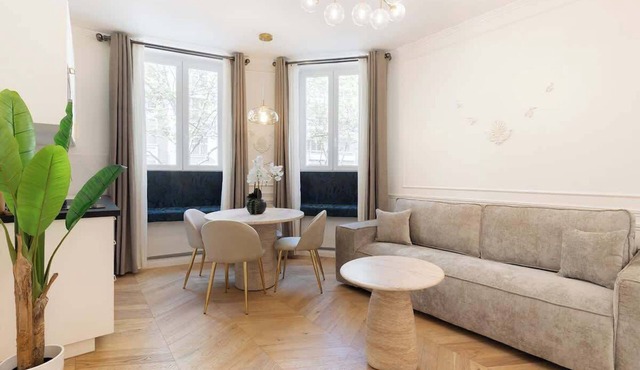 A Sublime 1-BR with Services in Batignolles