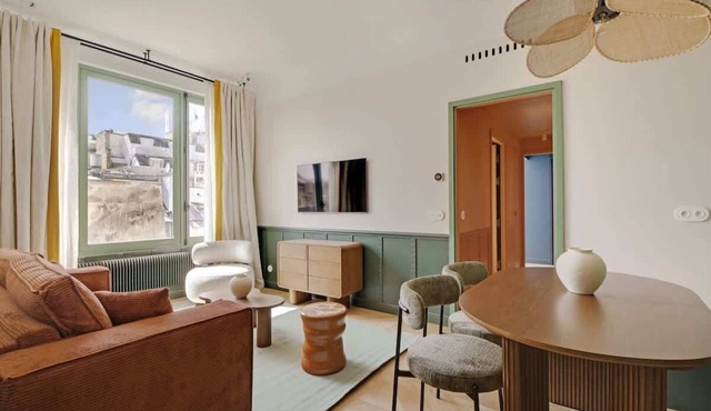 A Sublime 2-BR/2Ba with Services in Opéra