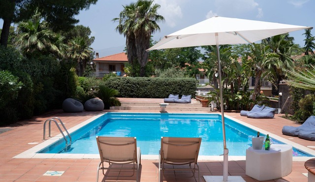 A surrounded garden Villa, in the proximity of Catania and Etna