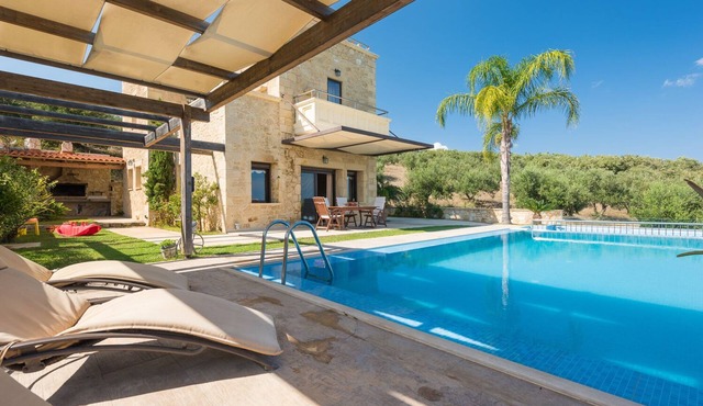 A tastefully decorated traditional villa with private pool and panoramic view