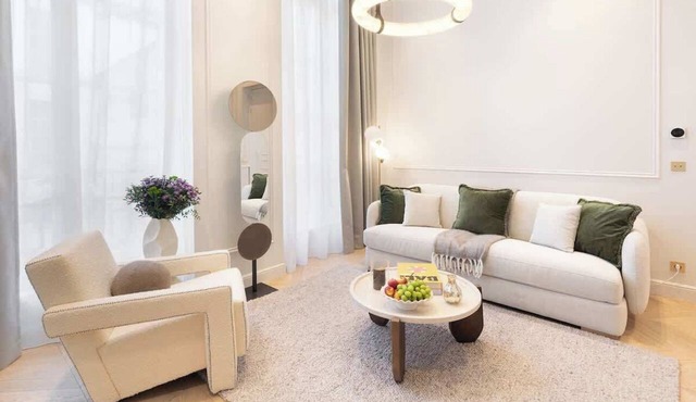 A Timeless 1-BR with Services in Louvre