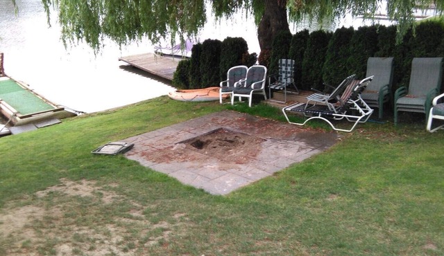 A true lakefront retro cottage with a mountain view. Pet and kid friendly!