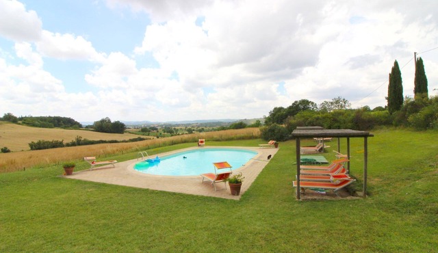 A typical brick farmhouse located in the heart of Valdichiana, not far from Pozzo della Chiana, insi