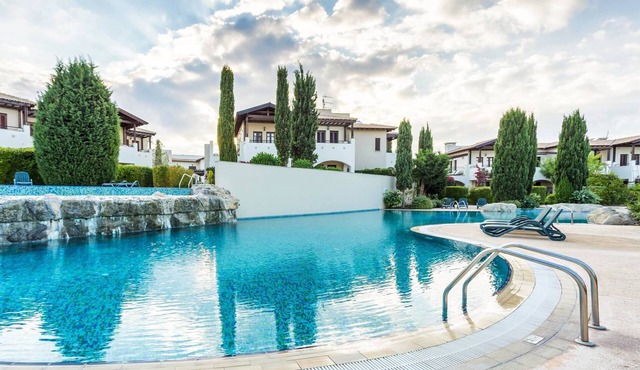 A unique apartment with the garden access to the pool