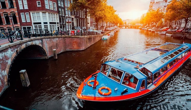 A unique canal-view experience in Amsterdam City Center