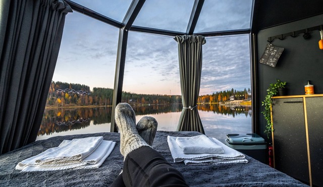 A unique experience in a floating glass-igloo