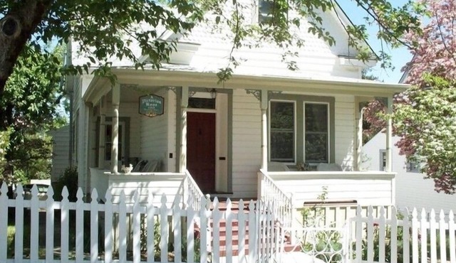 A Victorian Rose, DOWNTOWN, Hot Tub, Rec Room,couples, families & groups welcome