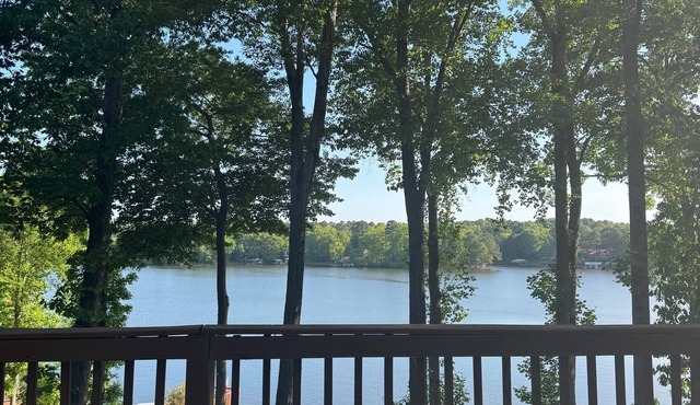 A Ward Winning Views Fabulous 5-bedroom house on Lake Gaston - Great Creek