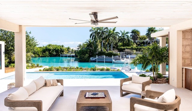 A Waterfront Beauty w/Gym, SUP. Kayaks SEAFOAM CAY near Grace Bay Beach and Golf