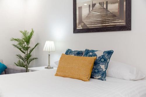 A1 Stylish light filled 2 bed apt Free WiFi