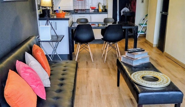 A2 Nice, Cozy, Stylish, 2D2B, Subway front door up to 6