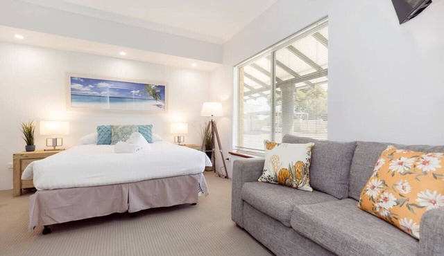 A2 - Spacious Apartment w/Wi-Fi + Kitchenette