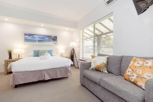 A2 Spacious Apartment with WiFi Kitchenette