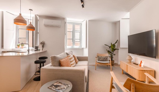 A2 Spacious & Stylish Apartment for 9 in Bica, Downtown Lisbon