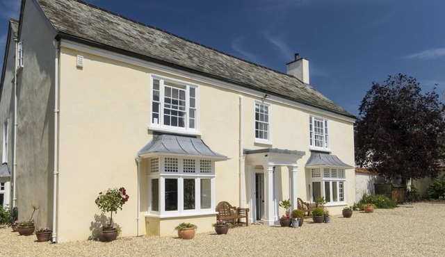 ABBOTS MANOR, pet friendly, luxury holiday cottage in Combe Raleigh