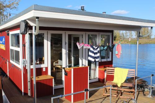 Abenteuer Flusslandschaft - Hausboot fest vertäut in Mecklenburg-Vorpommern