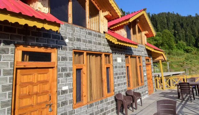Abhishek Homestay: Your Cozy Retreat Amid Shoja's Scenic Serenity